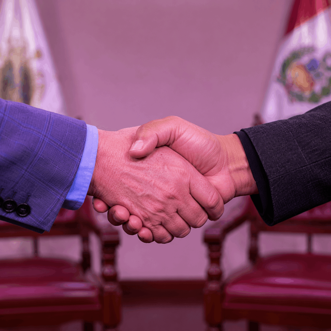 Saludo entre dos participantes antes de una nueva conversación en el estudio